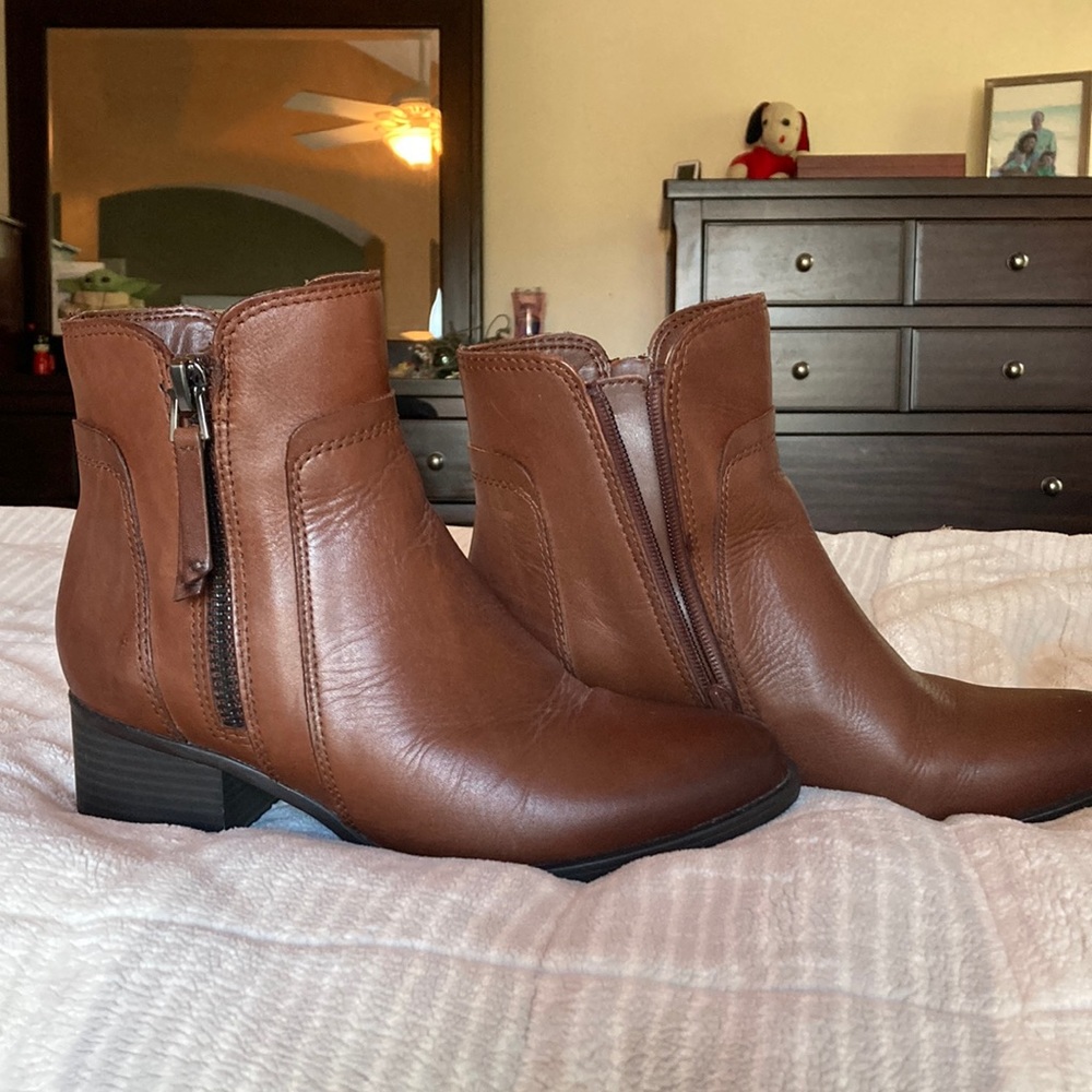 Comfy Naturalizer waterproof booties. Worn twice. Great condition.